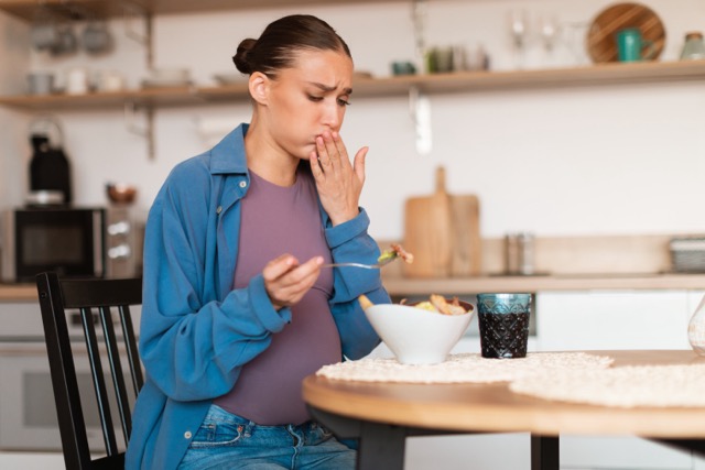 femme ayant une mauvaise alimentation et qui ne se sent pas bien ce qui risque d'impacte sa feritité