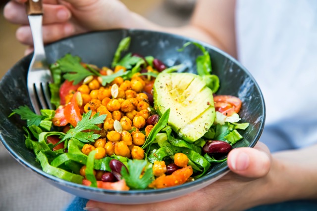 Petit plat servie dans une assiette avec des ingrédients de qualité pour une alimentation post partum ressourçante