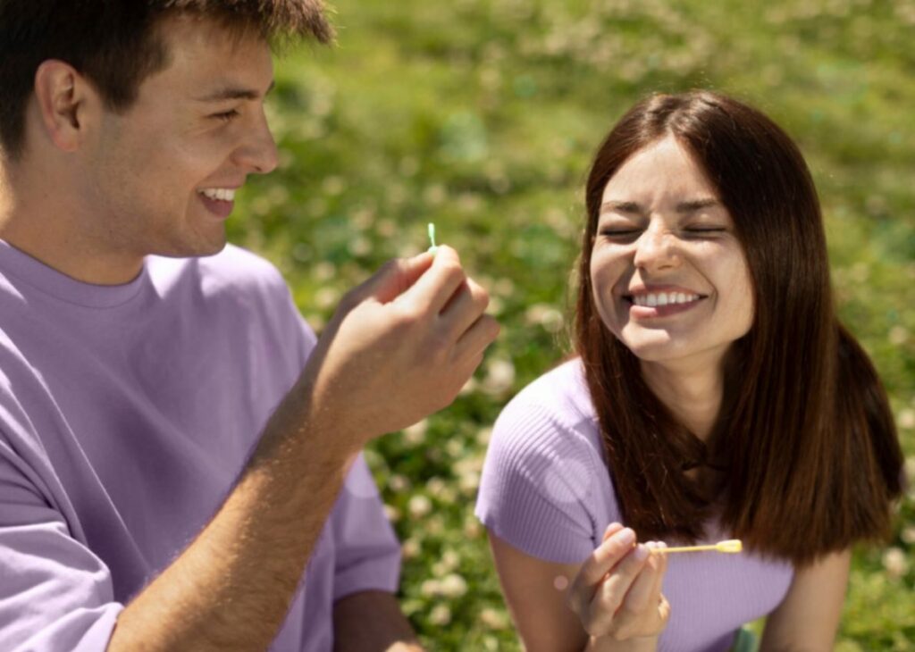 Couple heureux illustrant l'harmonie et le bien-être apportés par la contraception naturelle.