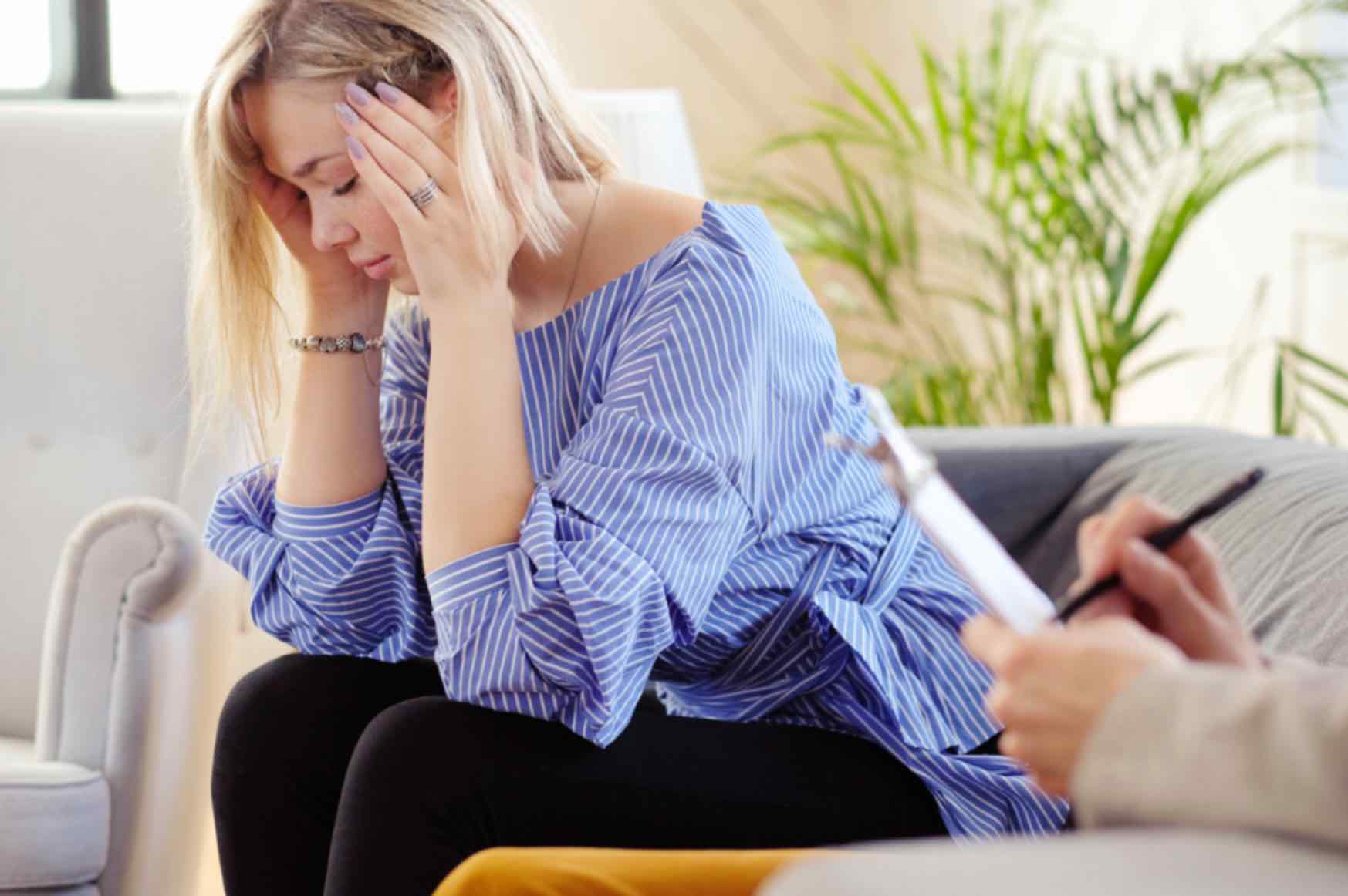 Femme en deuil accompagnée par une naturopathe, illustrant l'accompagnement de la fausse couche par la naturopathie.