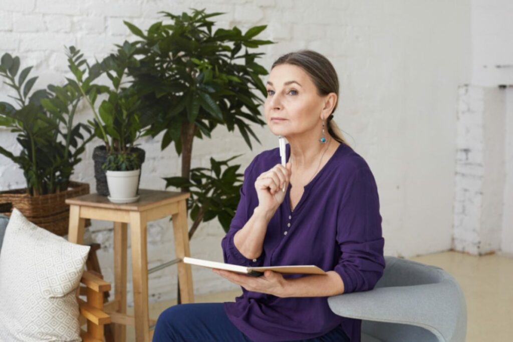 une femme qui se pose la question, sur comment une naturopathe pour les troubles gynécologiques peut l'aider