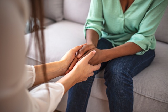 Deux personnes lors d'une consultation ce qui va permettre à l'une d'elle de comprendre le deuil après une fausse couche