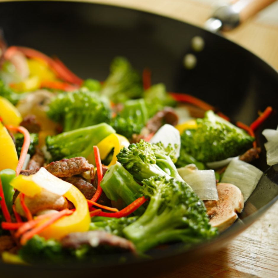 Assiette de légumes frais, offrant une alimentation grossesse sereine.